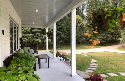 East Kootenay House | Gorgeous Views-Great Location-Private Mountain Retreat-Hot Tub-Fire pit-Trails