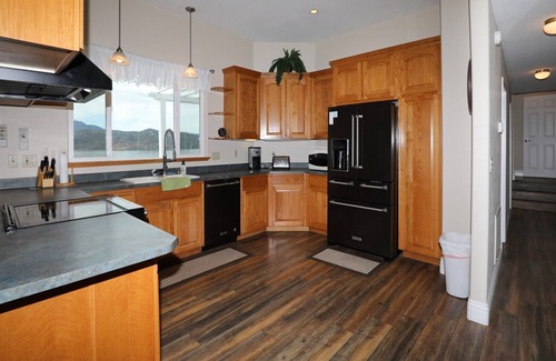 Clearlake House | Gorguous and spacious home with panoramic views in Clearlake.