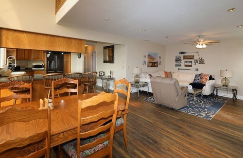 Clearlake House | Gorguous and spacious home with panoramic views in Clearlake.