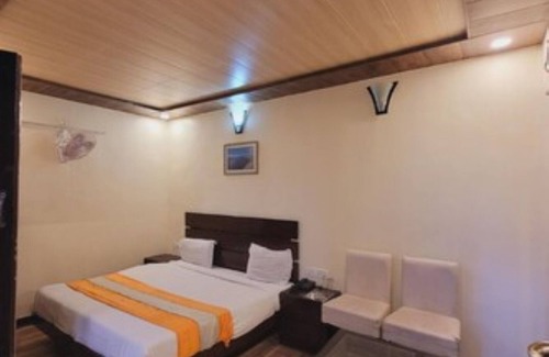 Mallital Hotel | Goroomgo Hidden Chalet Mall Road Nainital