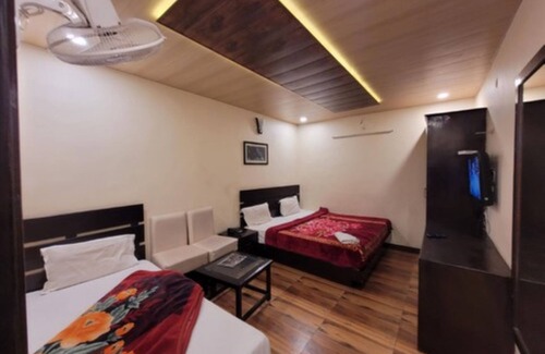 Mallital Hotel | Goroomgo Hidden Chalet Mall Road Nainital