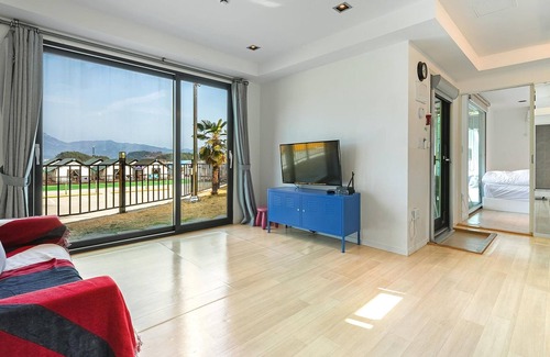 Nonarae House | Goseong Bluebeach Pension&glamping