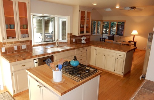 Graeagle House | Graeagle Home On Frazier Creek - Great Decks And Privacy - Close to Town/Shops