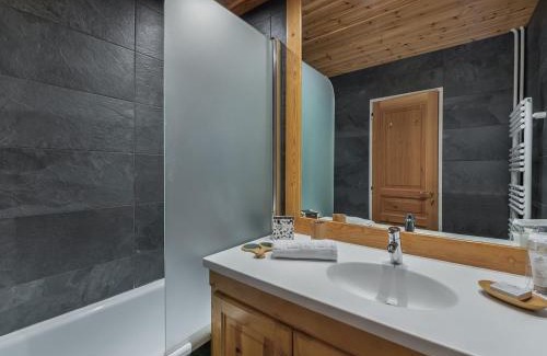 Val-d'Isere Apartment | Grand appartement à Val-d'Isère : 4 pièces, 95m², 7 pers, balcons, parking, exposé Sud-Est - FR-1-567-4