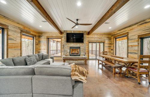 Broken Bow House | Grand Broken Bow Cabin with Hot Tub and Spacious Deck!