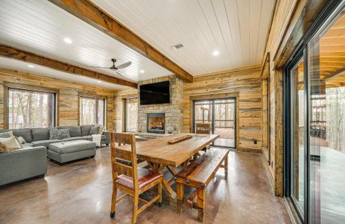 Broken Bow House | Grand Broken Bow Cabin with Hot Tub and Spacious Deck!