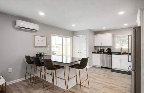 Westfield House | Grand Park Cottage - sleeps 12 steps from Grand Park