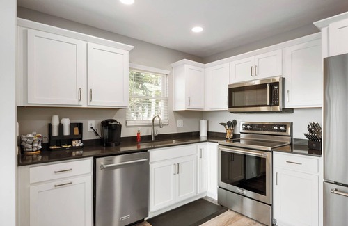 Westfield House | Grand Park Cottage - sleeps 12 steps from Grand Park