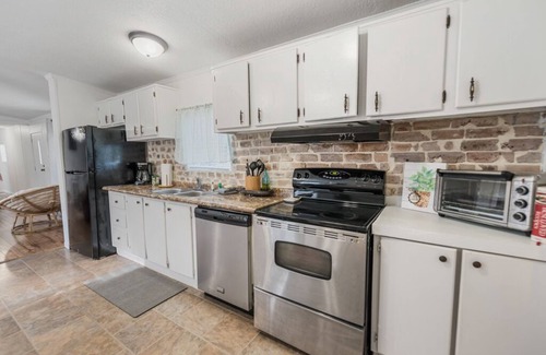 Saint Elmo House | Grandbay Oasis