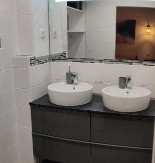 Lassigny House | Grande Chambre Cosy avec Salle de Bain Privative