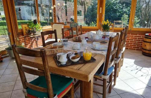 Saint-Martin-d'Abbat Bed & Breakfast | Grande maison calme avec jardin et rivière - FR-1-590-263