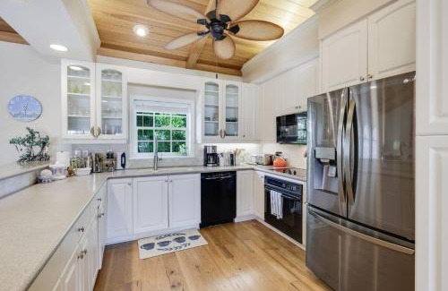 Sanibel House | Grandma Dot's House- Marina Villa with Pool and Bikes