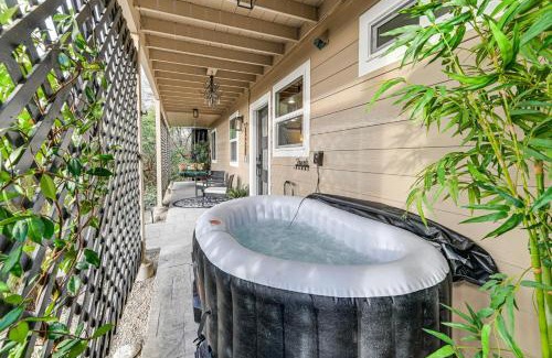 Grants Pass Apartment | Grants Pass Retreat with Hot Tub and Mountain Views!