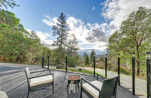 Grants Pass Apartment | Grants Pass Retreat with Hot Tub and Mountain Views!