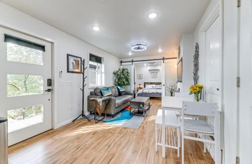 Grants Pass Apartment | Grants Pass Retreat with Hot Tub and Mountain Views!