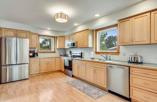 Deep Hole House | Gray Pearl - Gorgeous Waterfront just a few minutes to the Beach!