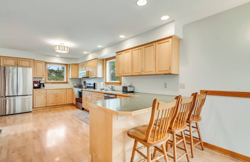 Deep Hole House | Gray Pearl - Gorgeous Waterfront just a few minutes to the Beach!