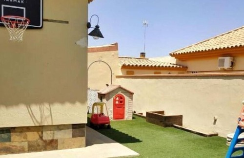 Montequinto House | Great 400m2 house with terrace and patio