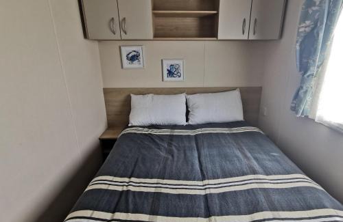 Harwich Other | Great Caravan With Modern Furnishings At Dovercourt Holiday Park Ref 44007D