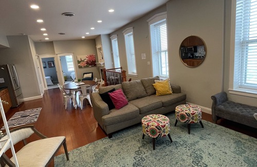 Lafayette Square Condo | GREAT FOR LARGE GROUPS 5 Bd Condo Close to Downtown Lafayette Square