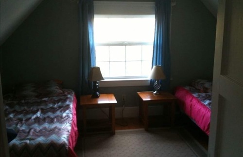Hood River House | Great Location: 4 BR/2BA at 801Cascade Downtown Hood River