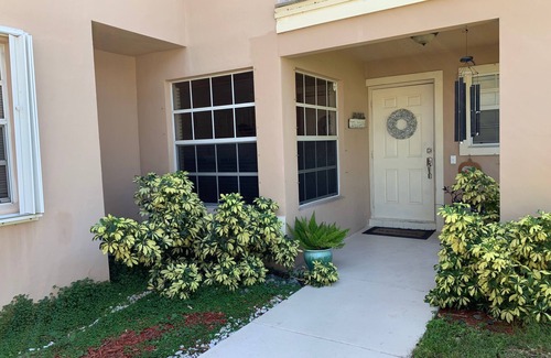 Davie House | Great room near NSU in a safe & quiet community