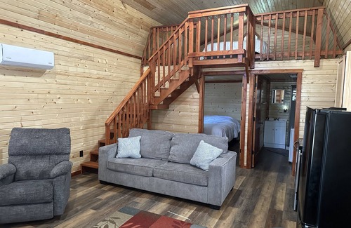 Warrensburg Cabin | Green cabin close to University of Central Missouri and Whiteman AF Base