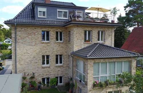 Schmoeckwitz Apartment | Green Caroline