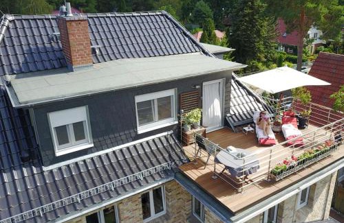 Schmoeckwitz Apartment | Green Caroline