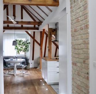 Schmoeckwitz Apartment | Green Caroline