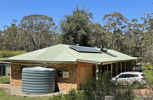 St. Georges Basin House | Green Field Manor is the house located next to St Georges Basin and Huskisson.