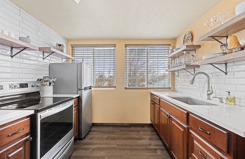 Dupont House | Greener Pastures Getaway - Downtown Frederick - 30 minutes to Boulder/Denver!