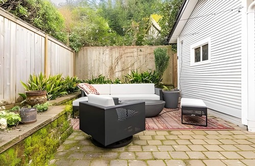 Seattle House | Greenlake Oasis: Stylish 3BR w/Patio + EV