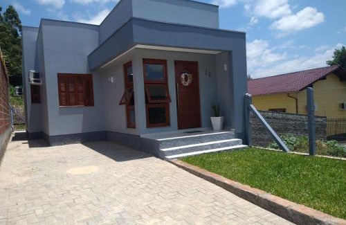 Tres Coroas House | Grey House, próximo a Gramado e ao Templo Budista