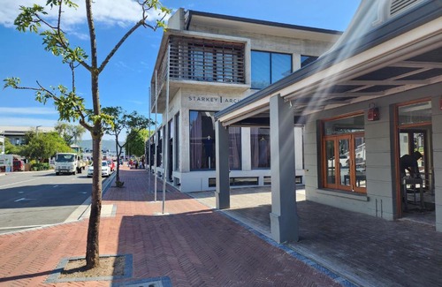 Knysna Central Apartment | Grey on Gray the Gallery