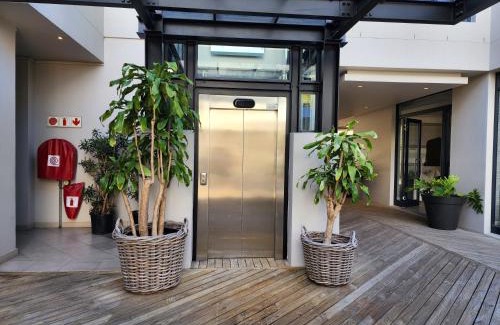 Knysna Central Apartment | Grey on Gray the Gallery