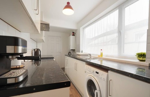 Grimsby House | Grimsby City Centre Stay | Free Parking