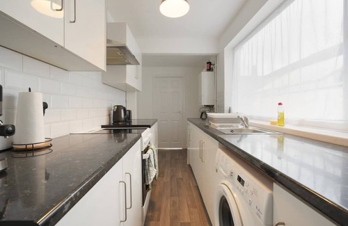 Grimsby House | Grimsby City Centre Stay | Free Parking