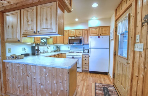 Northwoods Beach Cabin | Grindstone Lake-Hayward 4-bedroom lakefront cabin. Wi-Fi, AC and superb fishing!