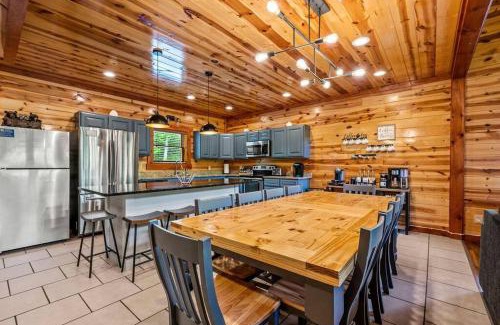 Gatlinburg - Pigeon Forge House | Grizzly Bears Resort - Large Luxury Cabin with Indoor Pool, Hot Tub, Theater, King Beds, Sleeps 16 in heart of Pigeon Forge