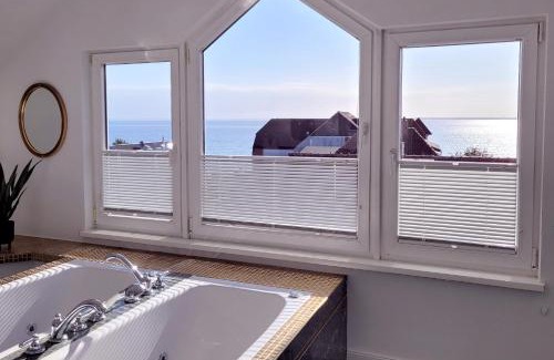Sierksdorf Apartment | Große Penthouse Ferienwohnung mit Meerblick, Sonnenterrasse & Luxusbad von "Momentic"