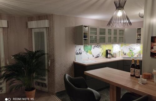 Lauta Apartment | Großzügige Ferienwohnung am Waldesrand im Seenland