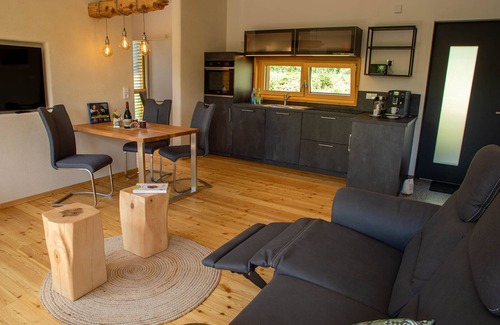 Bad Alexandersbad Apartment | Großzügiges Ferienhaus für bis zu Zwei Personen mit Sauna zur Alleinigen Nutzung