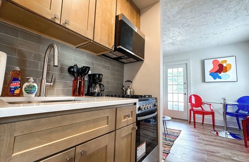 Woodstock Apartment | Groovy 1 Bedroom Apartment in Woodstock - AC & WiFi!