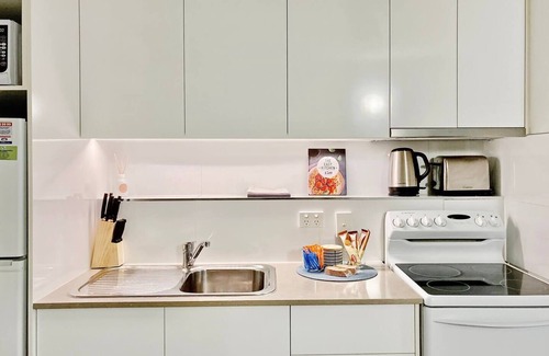 Bowen Hills Apartment | Groovy & Cool~1Bed/1Bath/1Car~Close to everything!