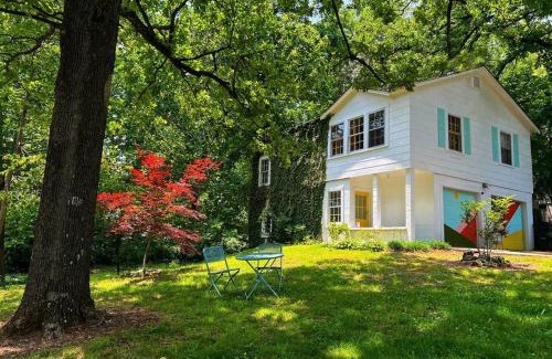 Fort Payne Apartment | Groovy Getaway Loft, Fast Wi-Fi, Downtown