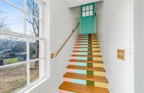 Fort Payne Apartment | Groovy Getaway Loft, Fast Wi-Fi, Downtown