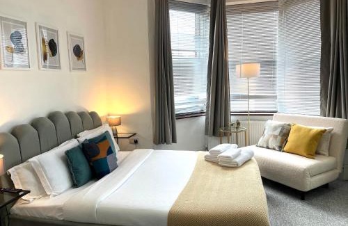 Hanwell Apartment | Ground Floor En-Suite Room with a Private Kitchen and Parking in a 5-Bedroom House at Hanwell