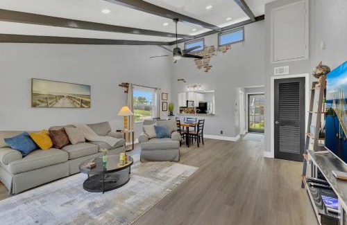 Historic Downtown Melbourne Apartment | Ground Level and End Condo Unit - Quiet 2 Bedrooms and 1 Bath