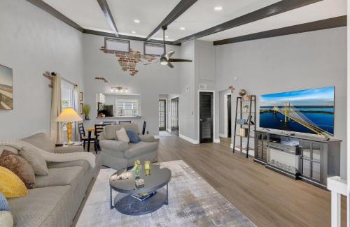 Historic Downtown Melbourne Apartment | Ground Level and End Condo Unit - Quiet 2 Bedrooms and 1 Bath